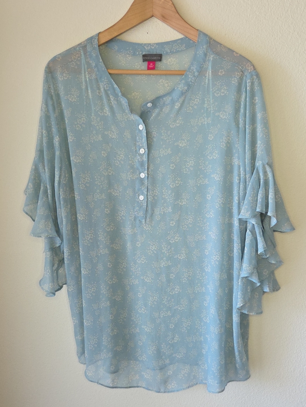 Vince Camuto Pale Blue Floral Henley Blouse with Ruffle Sleeves Sz 2x Feminine